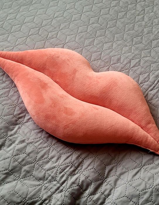 Подушка у формі губ в подорож