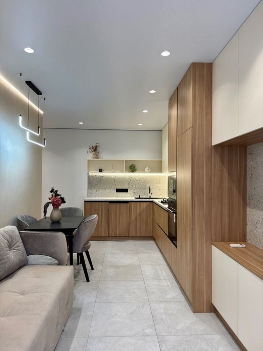 Продаж просторої 1 кімнатної квартири в центрі з ремонтом та меблями.