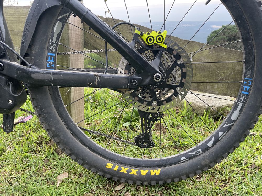 Bicicleta eletrica Cube Stereo Full Carbon 27,5 tamanho M travoes Magura e Gps/Computador de Bordo