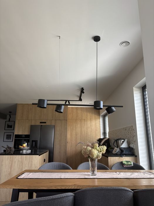 Lampa wiszaca nad stol w jadalni czarna, loft Bot 4, vintage