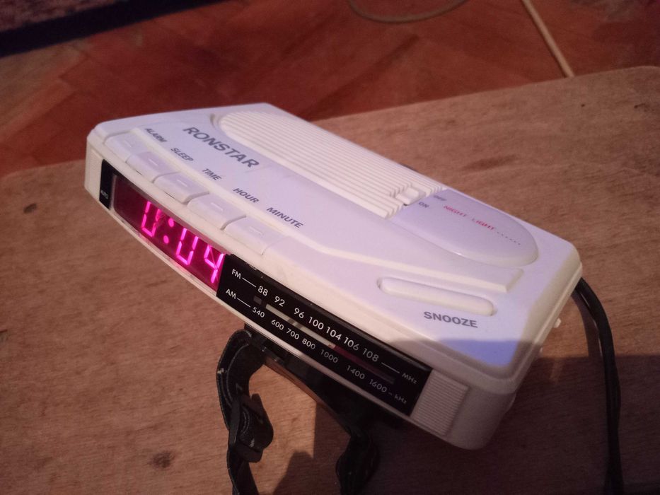 Продам годинник/світильник/радіоприймач Ronstar.