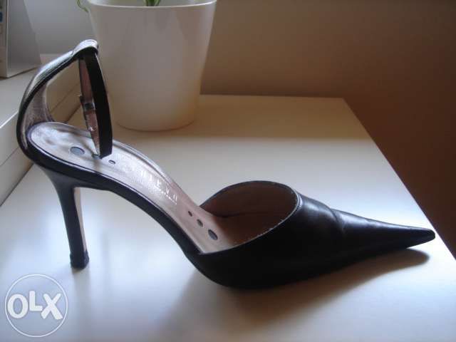 Sapatos stiletto em pele