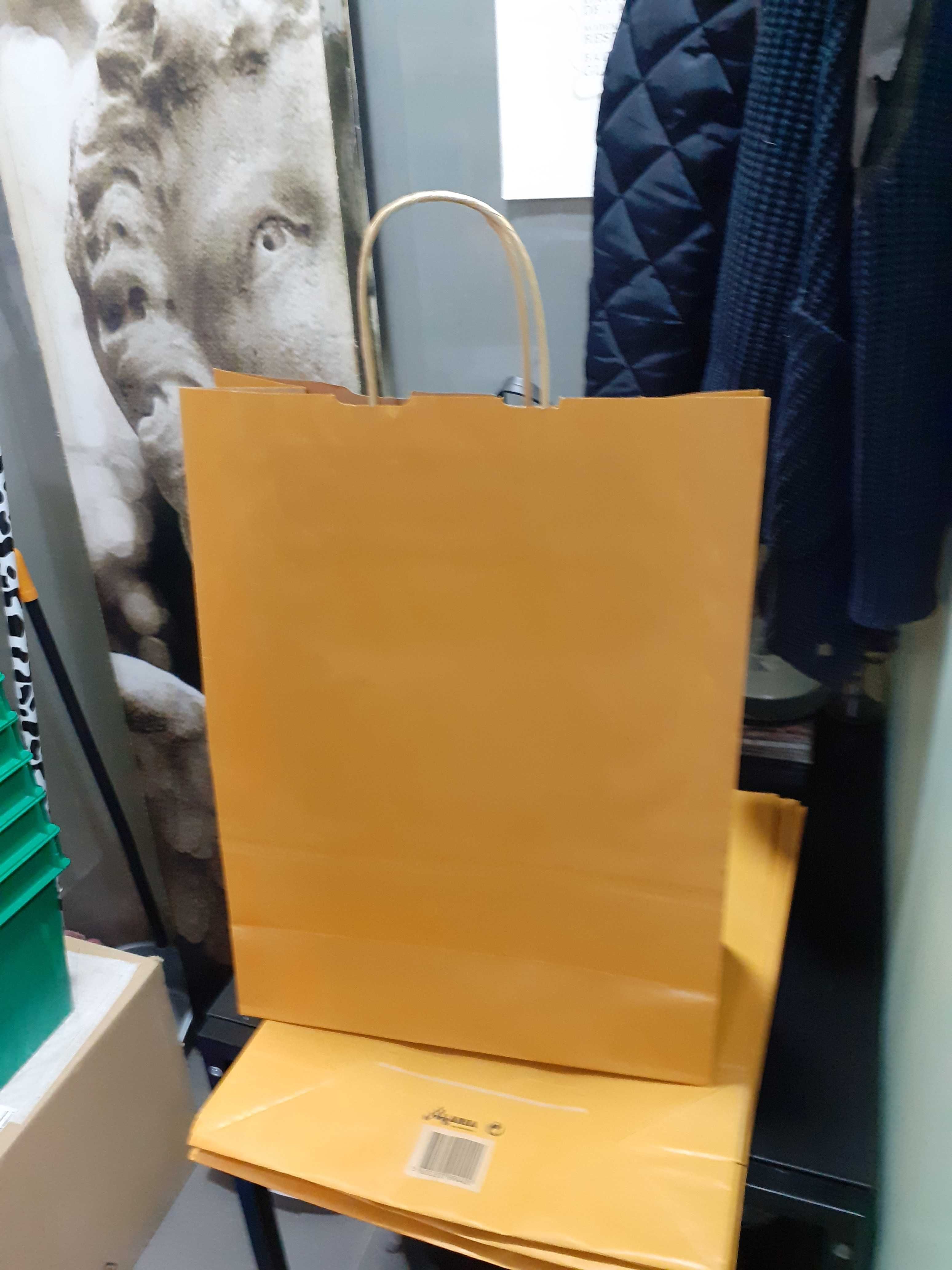 Saco de papel com asa torcida