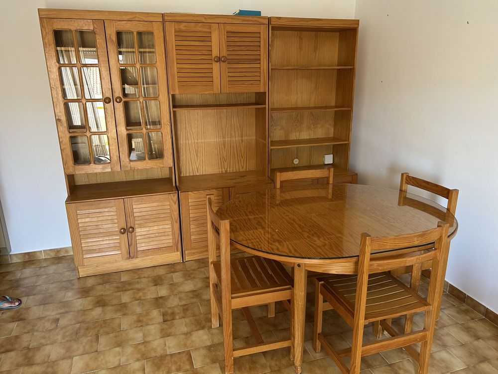 3 modulos de movel de sala, mesa e 4 cadeiras