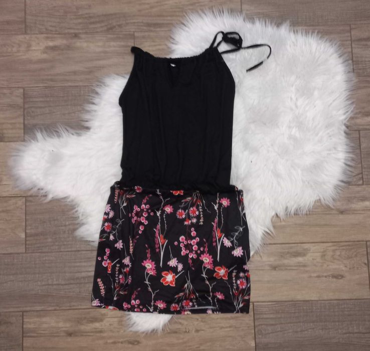 Sukienka wiązana na szyi z motywem kwiatowym