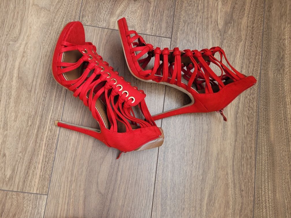 Buty damskie na obcasie