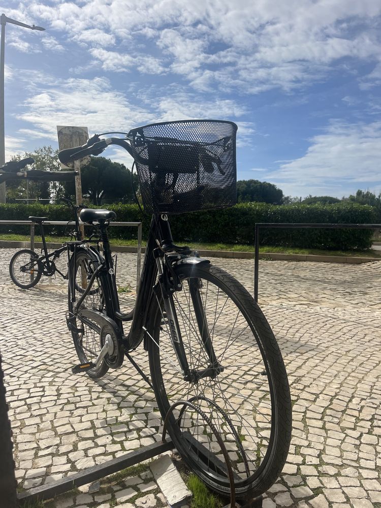 Bicicleta com cesto Deed roda 28 semi-nova