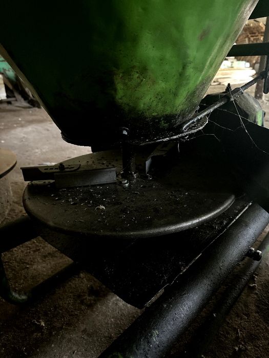 РУМ 500, розкидач мінеральних добрив, лійка