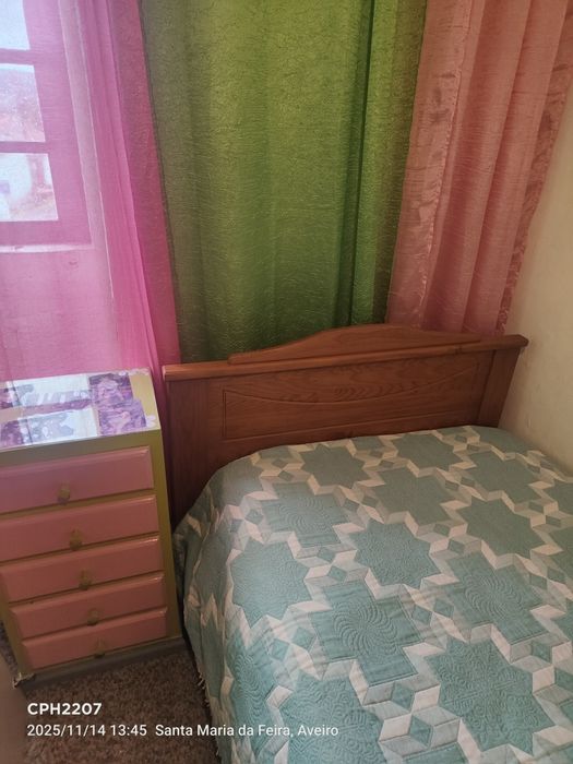 cama de solteiro mais mesinha de cabeceira