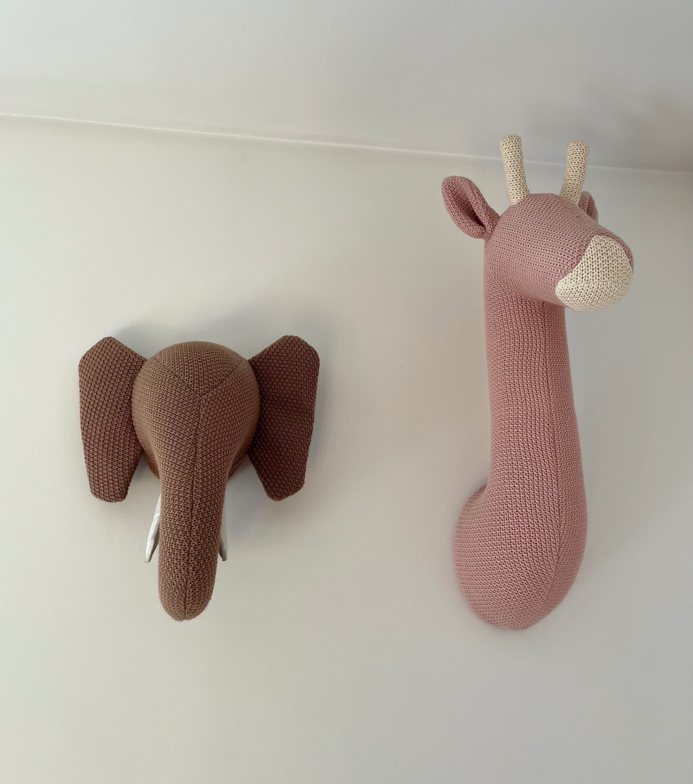Cabeça de pelúcia para decoração de parede