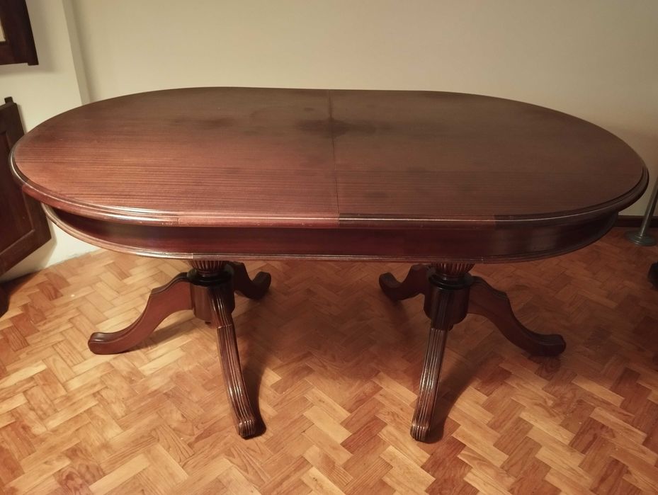 Mesa de jantar em madeira maciça