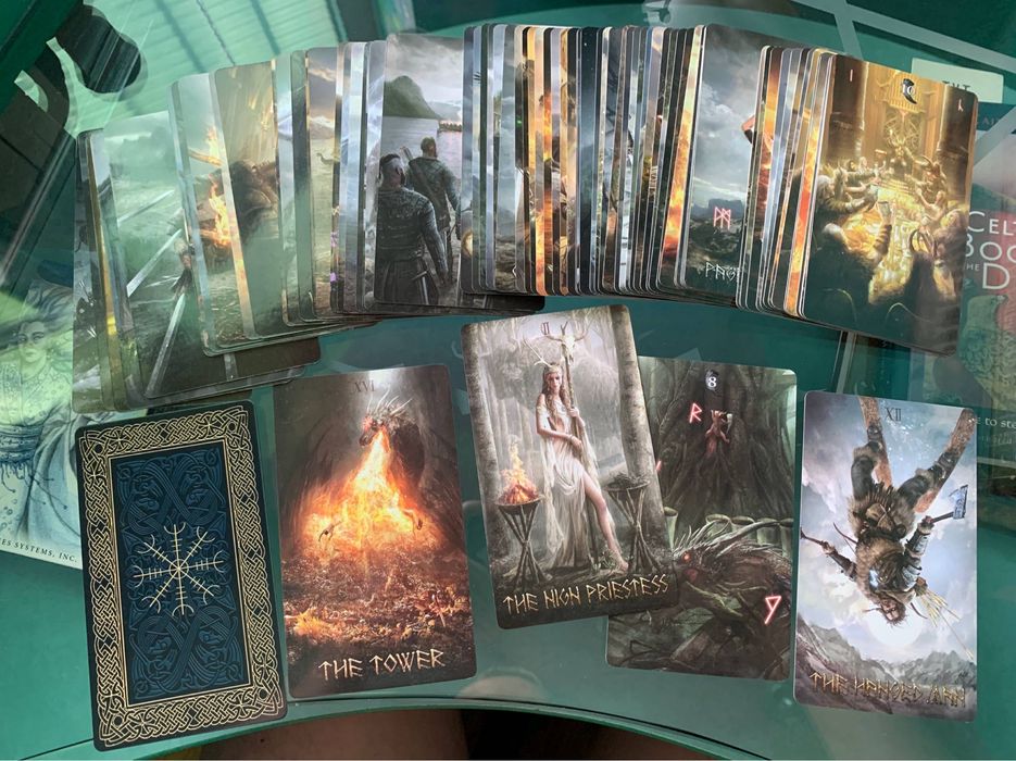 Руническое таро (подарчоный бокс) Ло скарабео