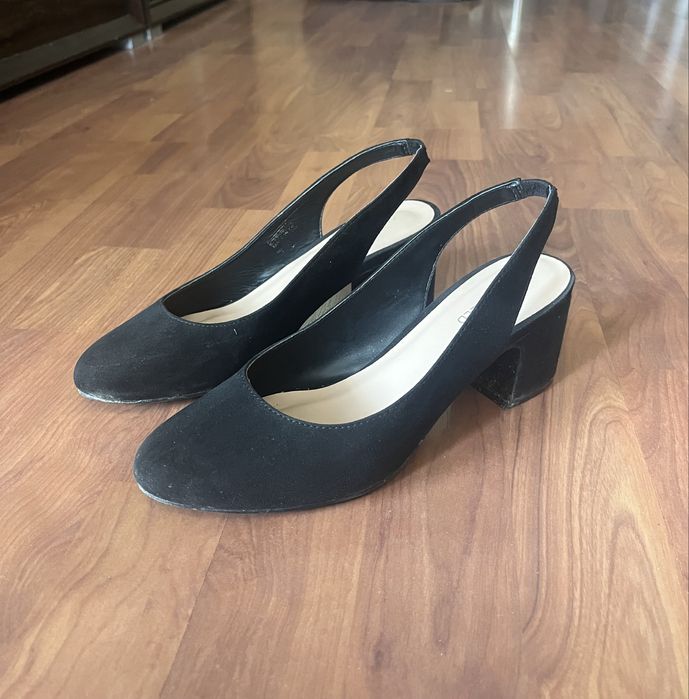 Buty na obcasie, czułenka Anna Field