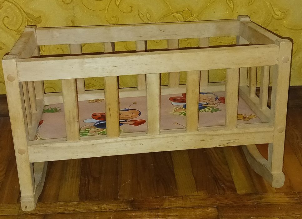 Дерев'яне іграшкове ліжечко