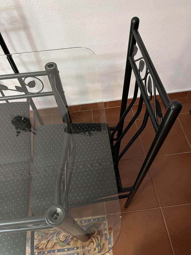 Mesa Sala com o tampo em vidro e quatro cadeiras