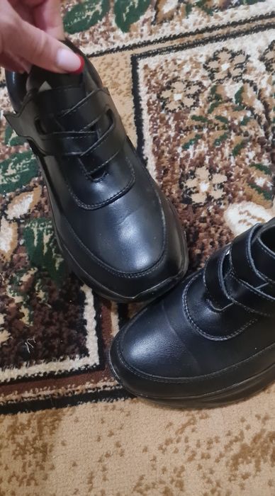 Продам шкіряні  кросівки