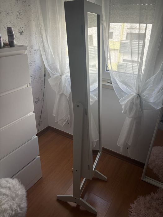 Espelho com espaço para porta-jóias