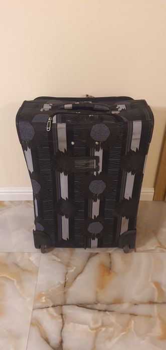 Duża walizka na kółkach. 62x42x25