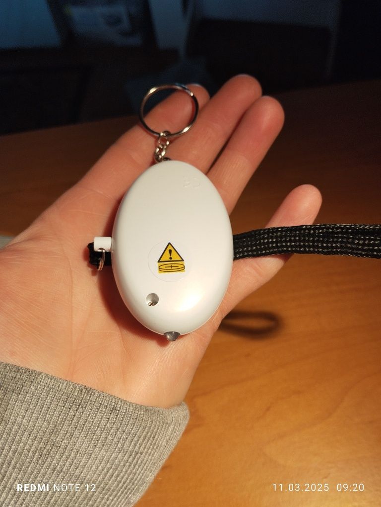 Podręczny alarm z latarką