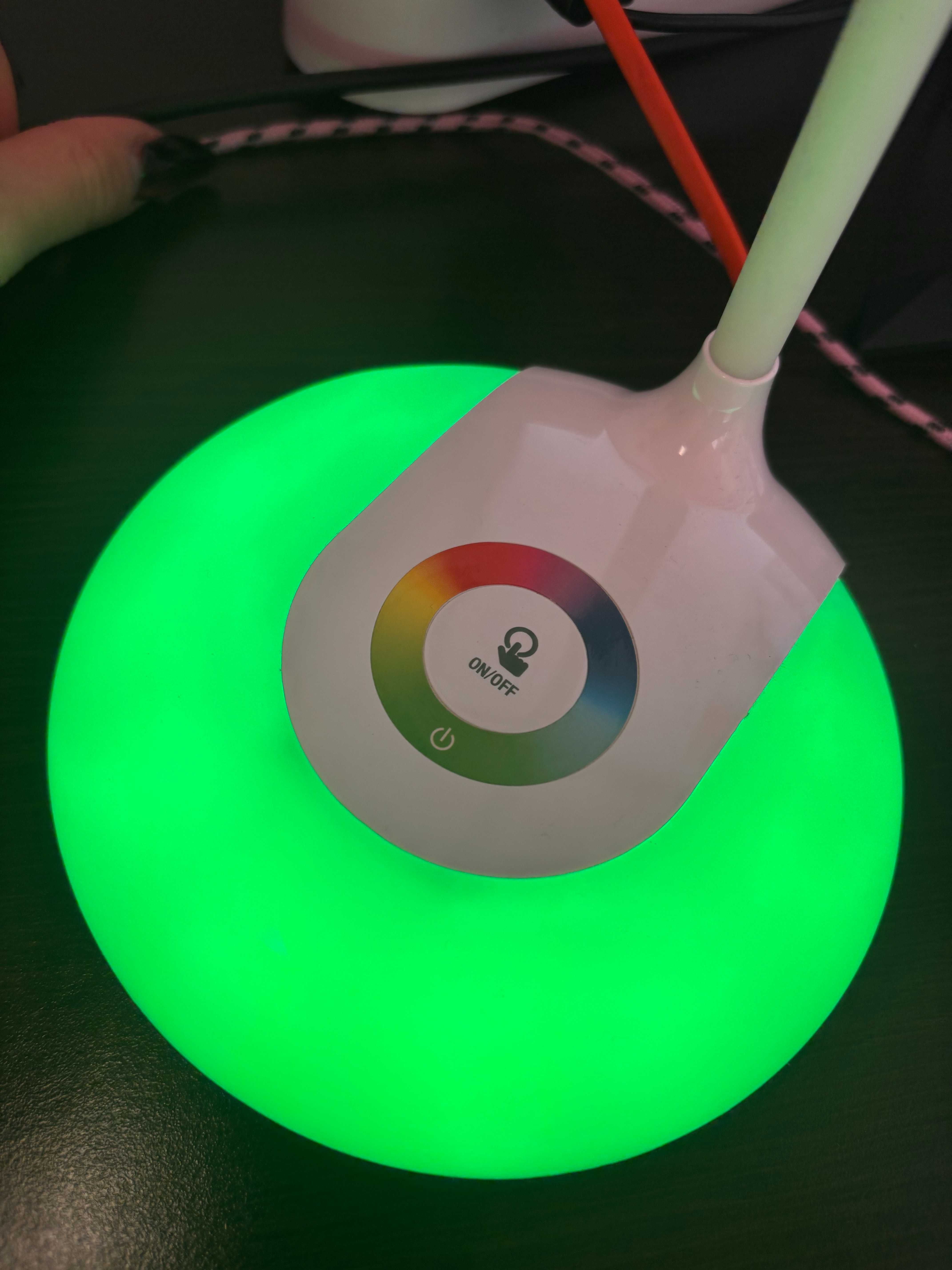 Lampka biurkowa LED RGB z dotykowym panelem – wielokolorowa podstawka