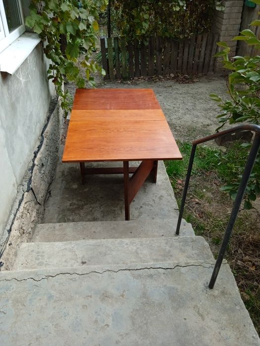 Продам стол книжку