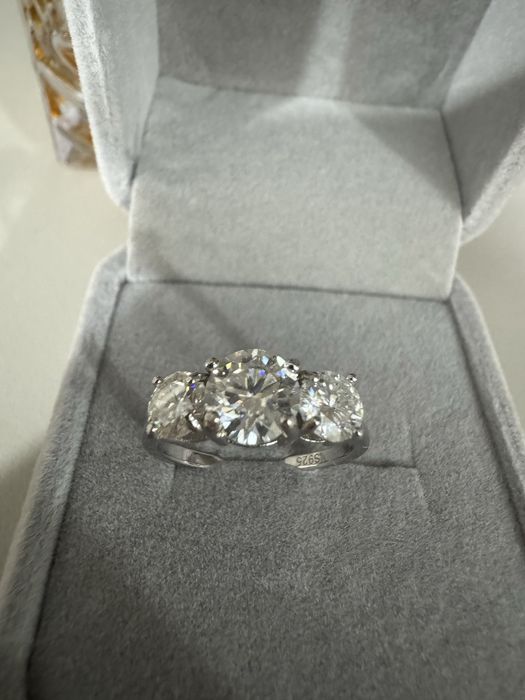 Продам срібну каблучку з натуральним муасанітом.