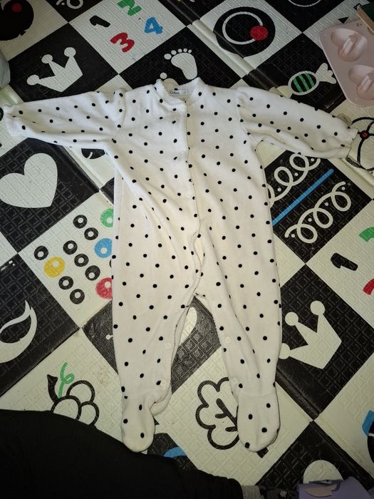 Pajacyk w kropki dla dziewczynki