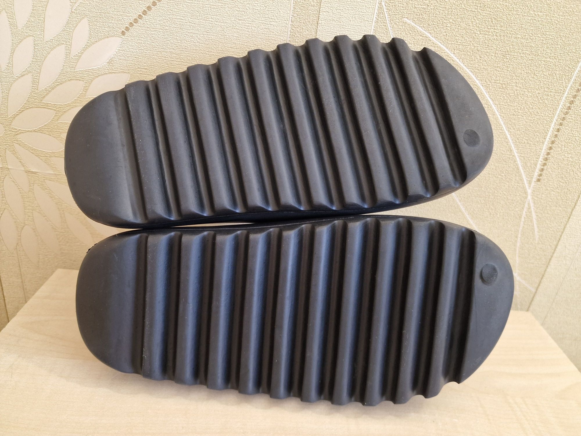 Шльопанці Adidas Yeezy розмір 42 2/3