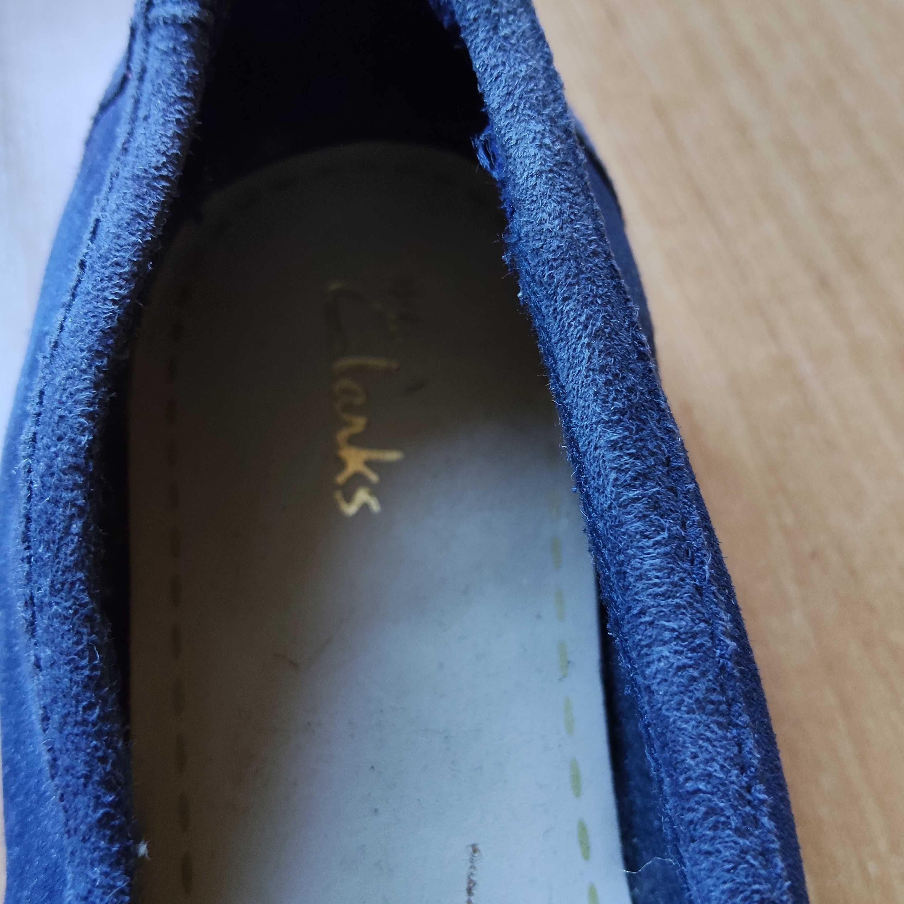 Eleganckie mokasyny Clarks – skóra zamszowa, granatowe, rozmiar 39