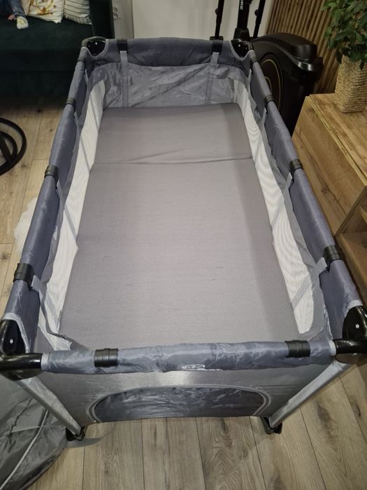 Łóżeczko turystyczne składane dwupoziomowe z materacem