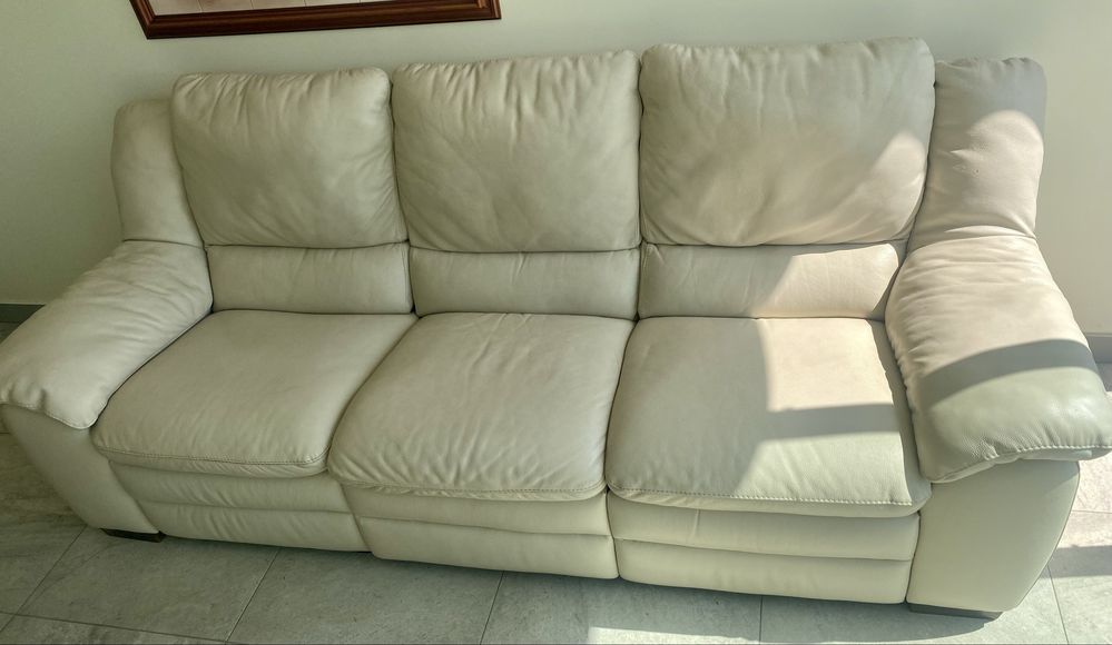 Sofá beige em pele