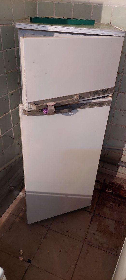 Продам двухкамерный холодильник в отличном состоянии