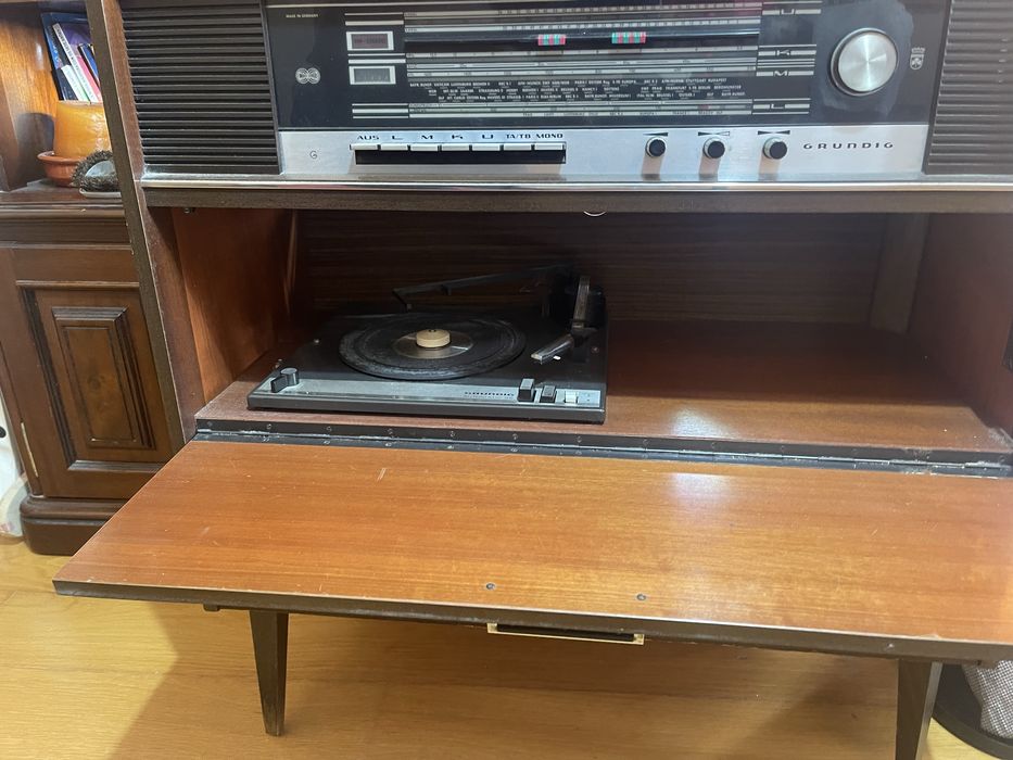 Móvel rádio e gira disco Grundig