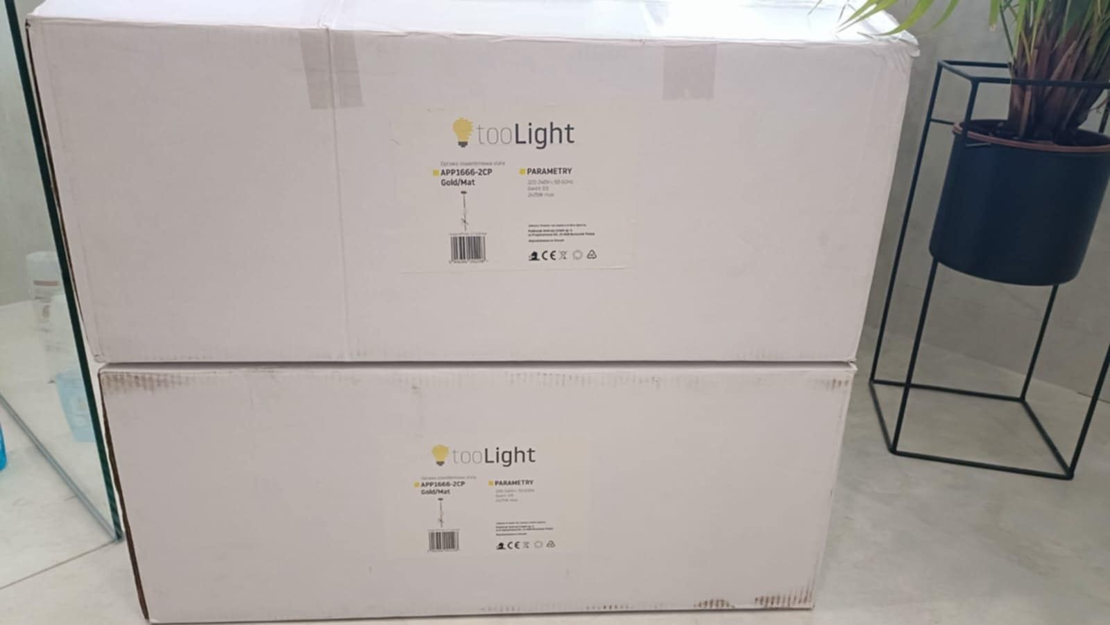 2szt złotych lamp wiszących z mlecznymi kulami