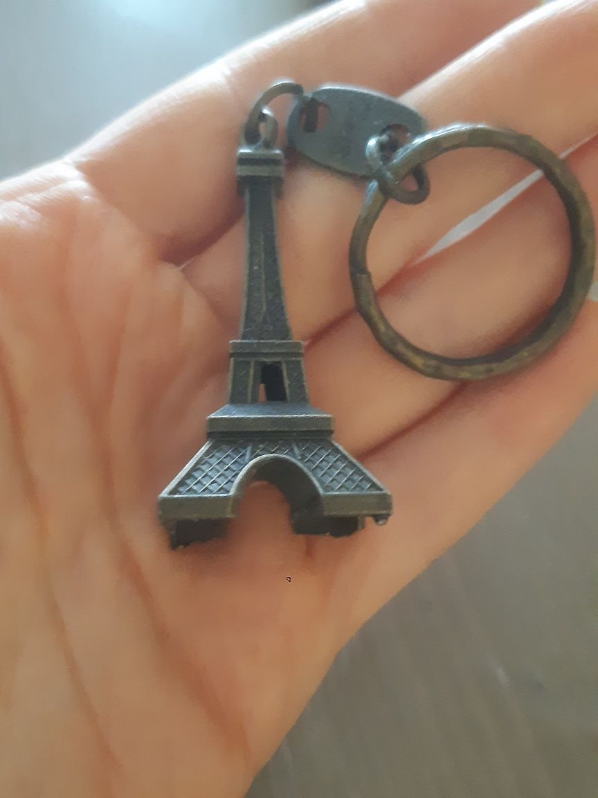 Brelok do kluczy wieża Eiffla metal brązowy nowy