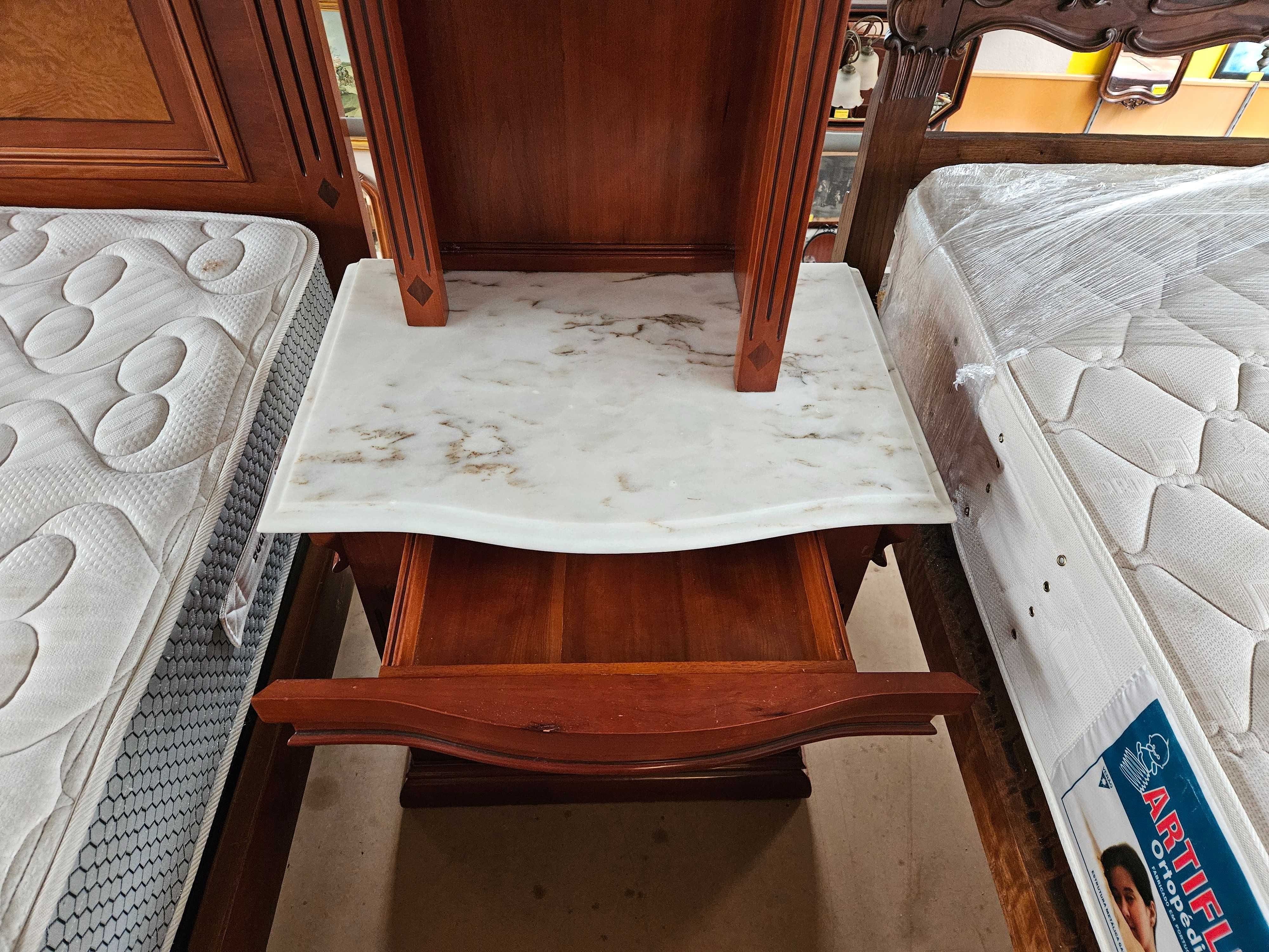 Magnifico conjunto de cama, mesas de cabeceira e est