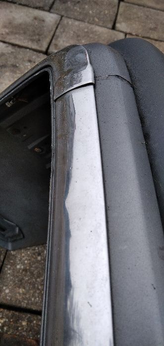 zderzak tylny mercedes w124 sedan z listwą chrom