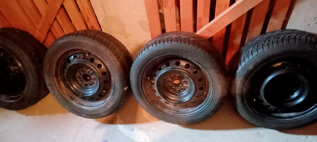 Opony zimowe na felgach 205/55 R16