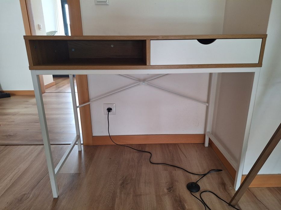 Secretária praticamente nova