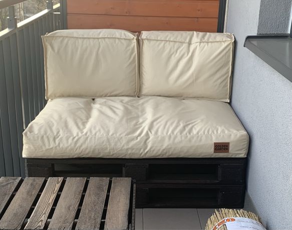 Sofa z palet z poduszkami