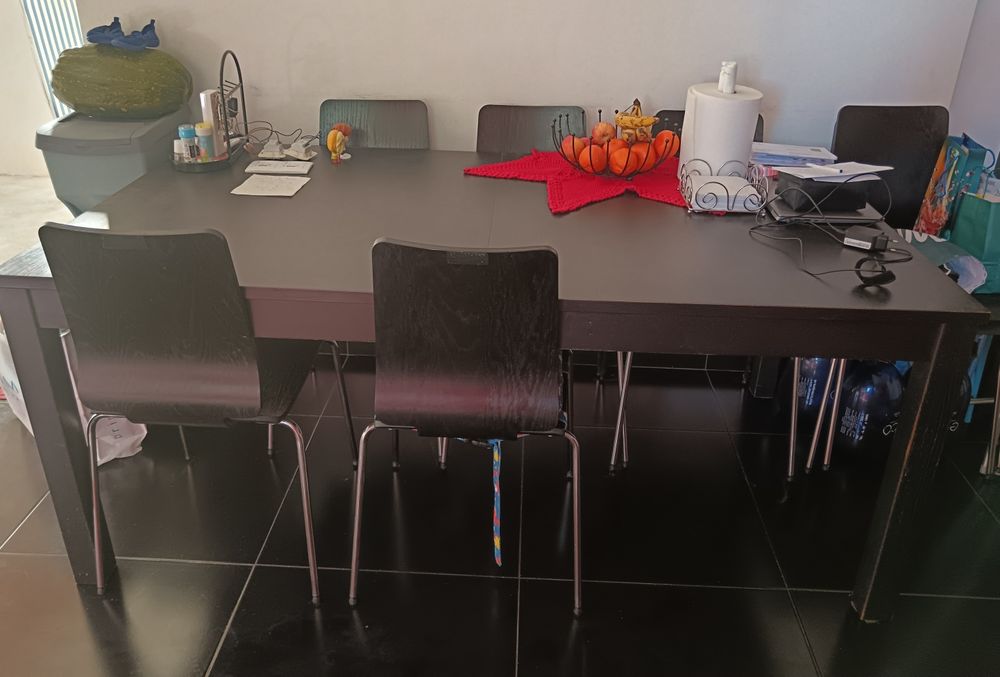 Mesa extensível de 6 a 12 pessoas com 8 cadeiras