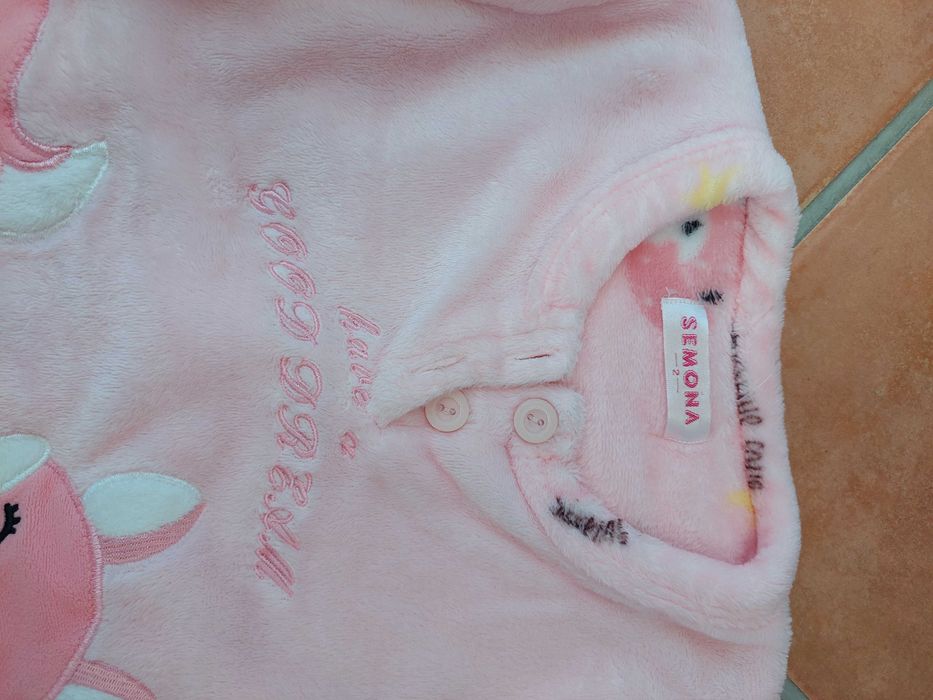 Várias peças de roupa de menina entre os 12 e os 36meses