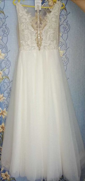 Гарна весільна сукня