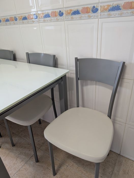 Mesa e cadeiras de cozinha