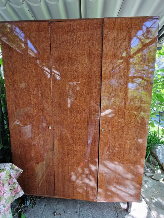 Старинный шкаф в отличном состоянии