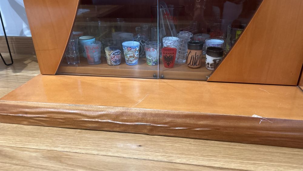 Vitrine de sala em cerejeira