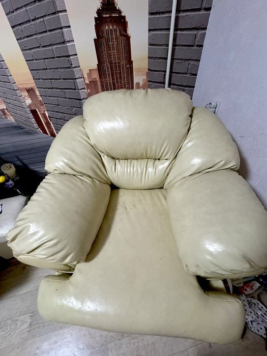 Диван кожаный с креслом