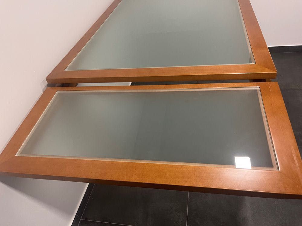 Mesa de madeira extensível em cerejeira com  vidro fosco. 1,90 aberta