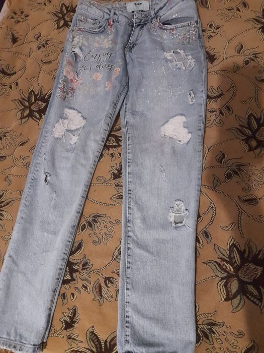 Джинси голубі, порвані