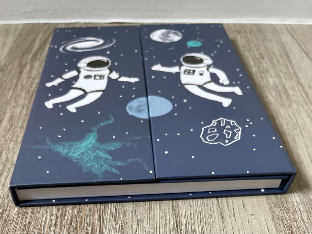 Caderno ou diário com tema espacial ou astronómico